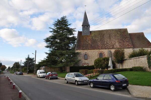 Le monument et l'église de Landelles